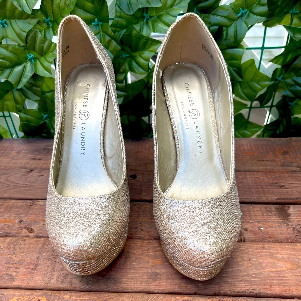 Gold color heels size 8M